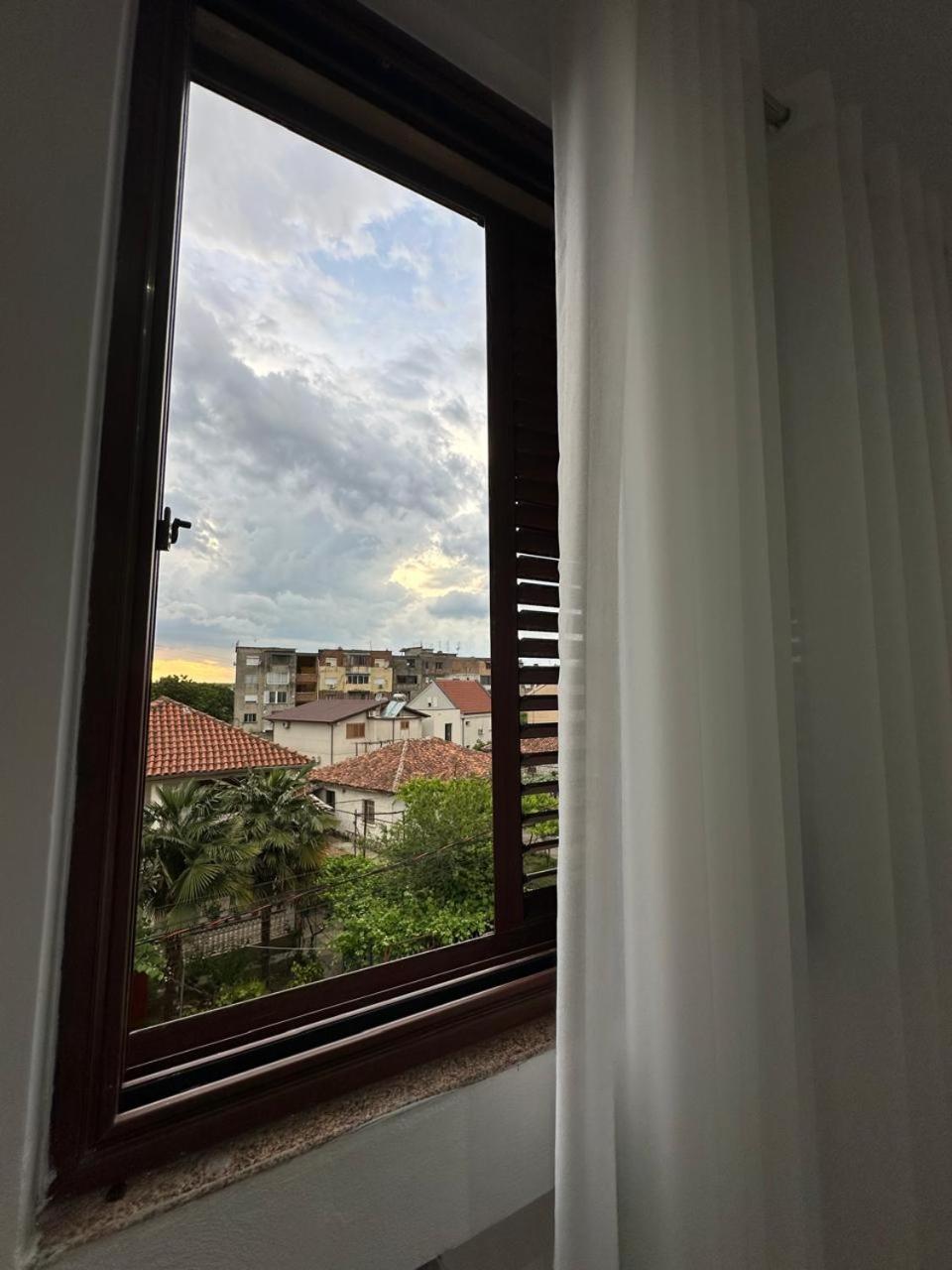 Host Apartments Shkodër Buitenkant foto